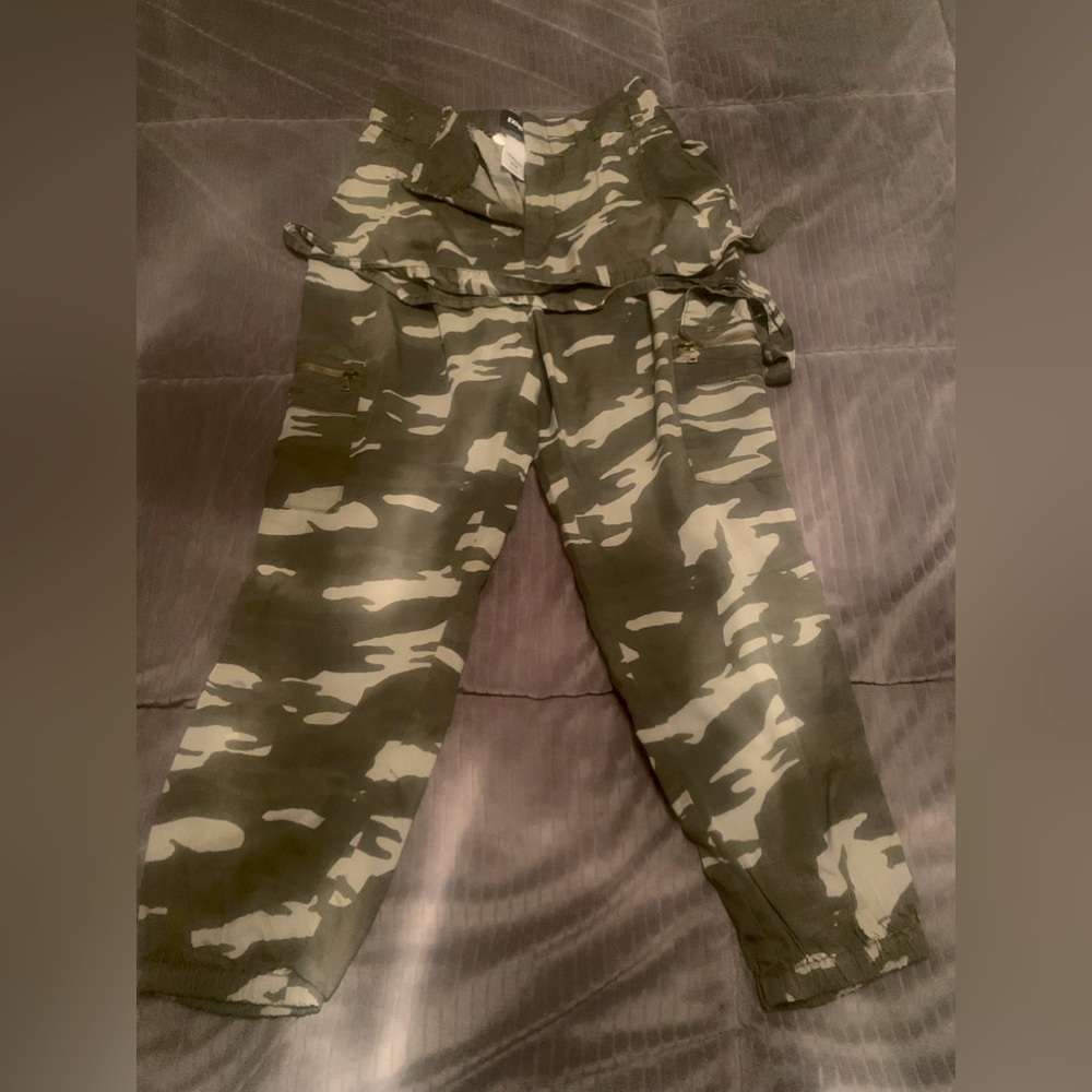 Express: Extreme High Rise Jogger, Size M